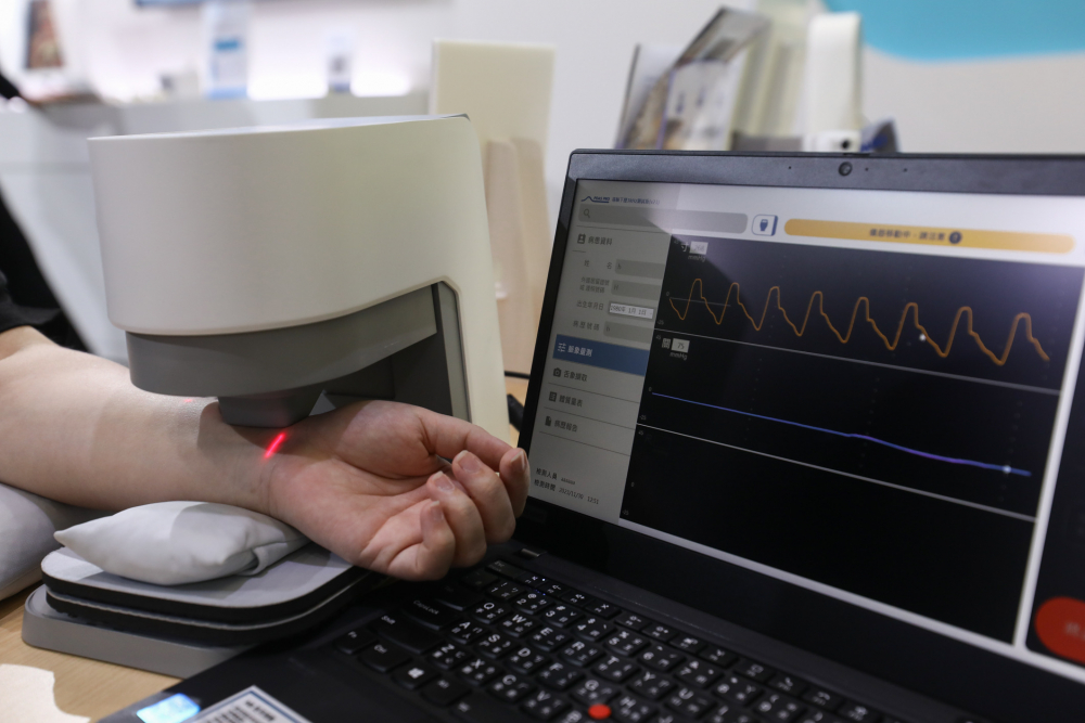 EBpay耘康脈象檢測系統透過電腦精準控制升降系統，還原中醫師三指把脈過程的舉、按、尋手法，將脈象感受轉化成數據，未來可結合大數據分析，實現智慧醫療及準確性